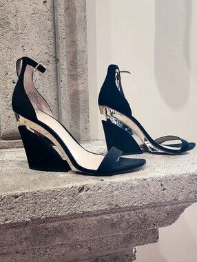 NWOB JLO Janess Open Toe Ankle Strap Wedge Sandal Size 9.5 (Blk/Gold)